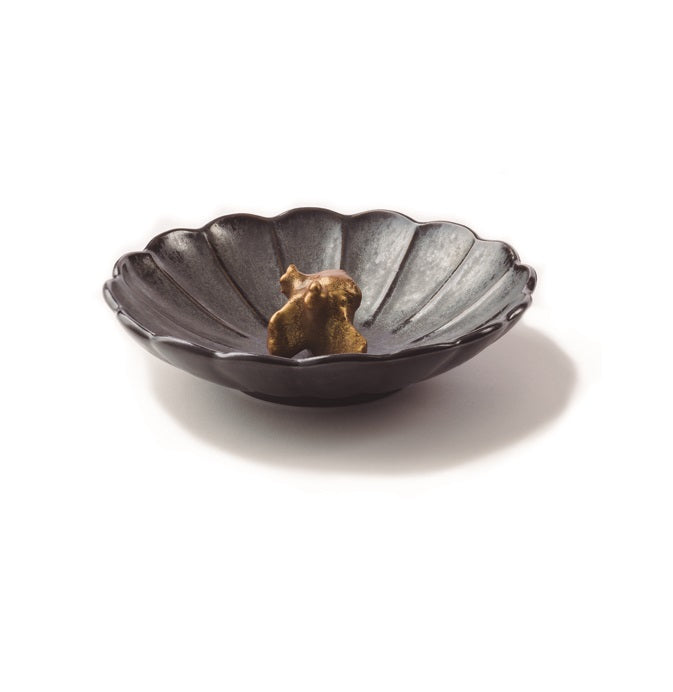 24cm black stoneware Dalia deep plate with petal edges, textured finish, elegant serveware for pasta, salads, or main courses.